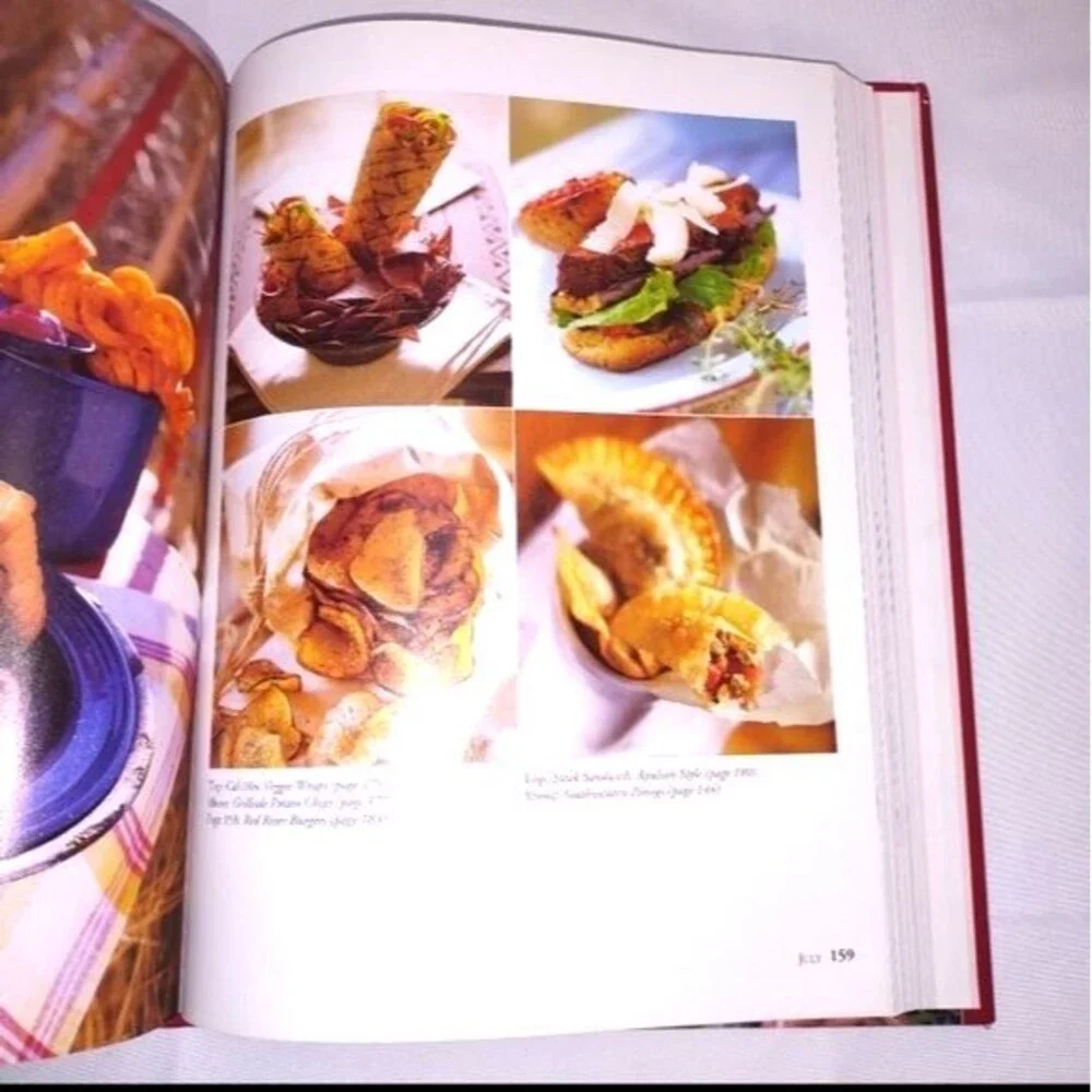 Vintage Better Homes‎ & Gardens Holiday Cookbook with Annual Recipes 1999